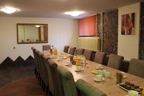 una sala de conferencias con una mesa larga y sillas en Galeona, en Elbląg