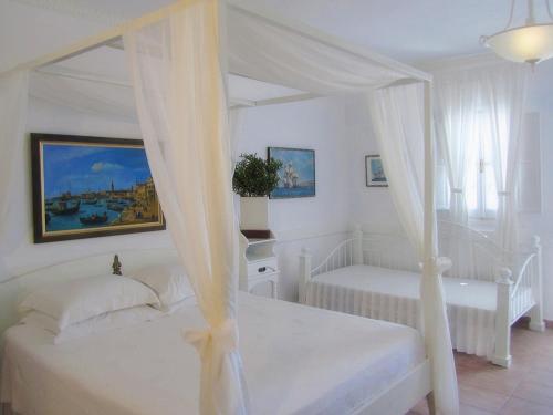 Postel nebo postele na pokoji v ubytování Porto Scoutari Romantic Hotel