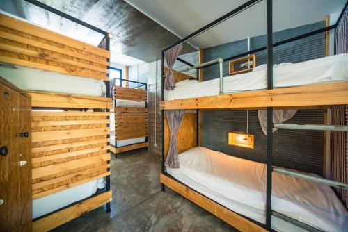 Krevet ili kreveti na kat u jedinici u objektu ChillHub Hostel Phuket