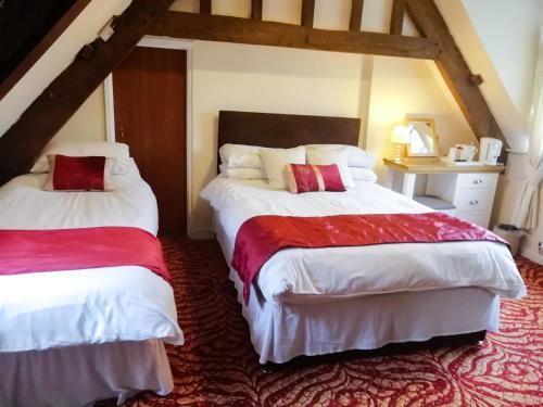 a hotel room with two beds and two lamps at Seven Stars in Hay-on-Wye