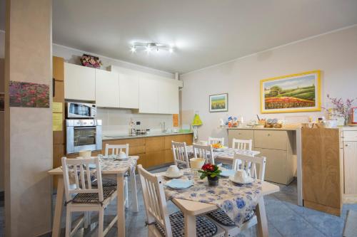 a kitchen and dining room with a table and chairs at Bed & Breakfast Profumo D'Estate in Agliana