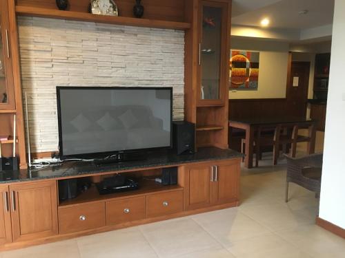 TV a/nebo společenská místnost v ubytování Khanom Beach Residence Rental Condo