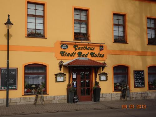 ein Gebäude mit einem Schild für ein Fischrestaurant in der Unterkunft Gasthaus Stadt Bad Sulza in Bad Sulza
