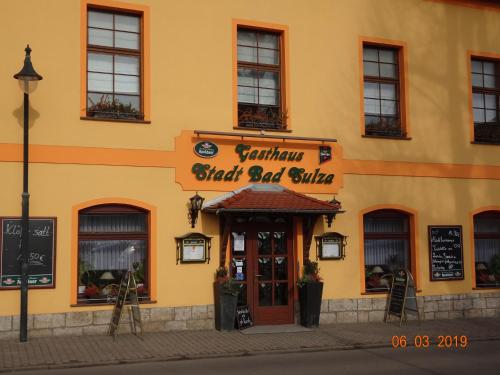 un edificio con un cartel para un restaurante de marisco en Gasthaus Stadt Bad Sulza en Bad Sulza