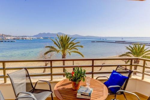 Beachfront Apartment Simar by Sealand Villas