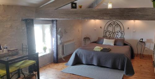 Un dormitorio con una cama grande y una ventana en Le Clos de la Vigne en Montreuil