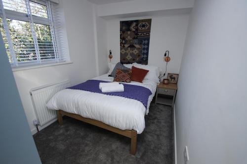 En eller flere senger på et rom på Apartment 3 Broadhurst Court sleeps 4 minutes from town centre & train