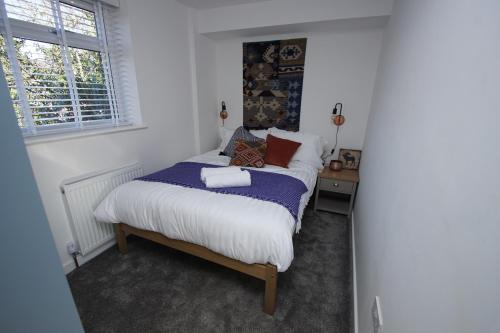 Un dormitorio pequeño con una cama y un escritorio. en Apartment 3 Broadhurst Court sleeps 4 minutes from town centre & train, en Stockport