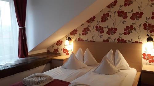 a hotel room with two beds with white pillows at Pensiunea Casa Rusu in Baia Mare