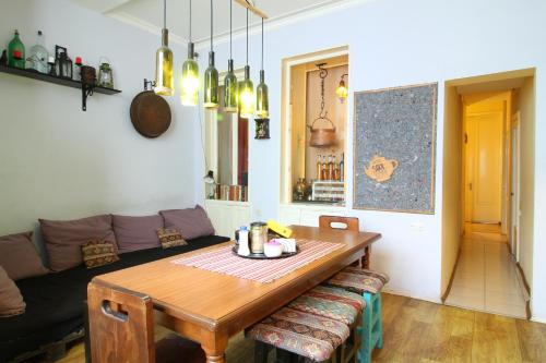 ein Wohnzimmer mit einem Holztisch und einem Sofa in der Unterkunft Soul Kitchen in Tbilisi City