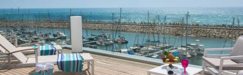 
A restaurant or other place to eat at Herods Herzliya
