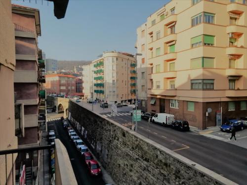 vista su una città con auto parcheggiate su una strada di Comfortable and Friendly Apartment a Trieste