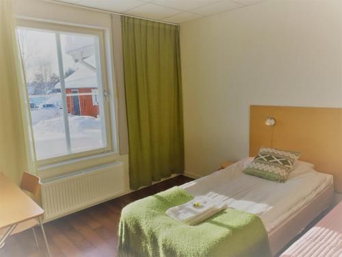 Un pat sau paturi într-o cameră la Hotell Ramudden