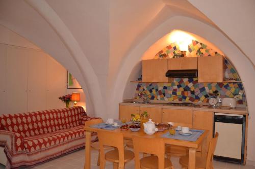 un soggiorno con tavolo e divano di Il Cuore di Amalfi ad Amalfi