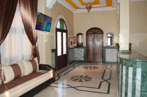 Hotel AMOUDOU فندق أمودو في تزنيت: غرفة معيشة مع أريكة وباب