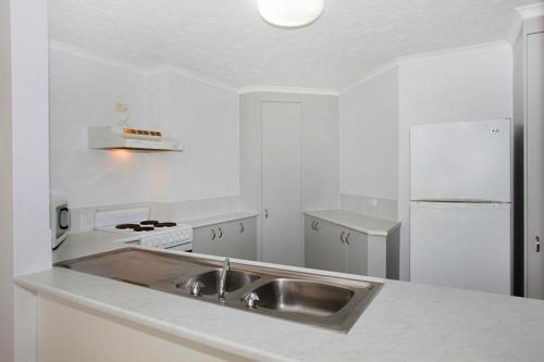 Kuchyň nebo kuchyňský kout v ubytování Kings Way Apartments
