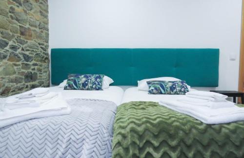 two beds sitting next to each other in a room at Quinta São José - Museu do Triciclo in Mesão Frio