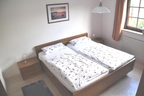 Ένα ή περισσότερα κρεβάτια σε δωμάτιο στο FeWo Lüneburger Heide - Rosalie