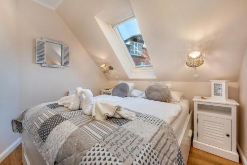a bedroom with a bed in a attic at Seebrise in Zingst