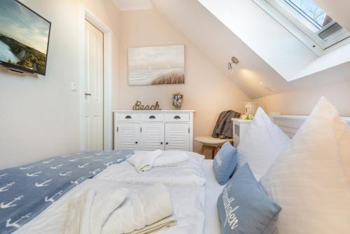 a bedroom with a bed and a skylight at Seebrise in Zingst