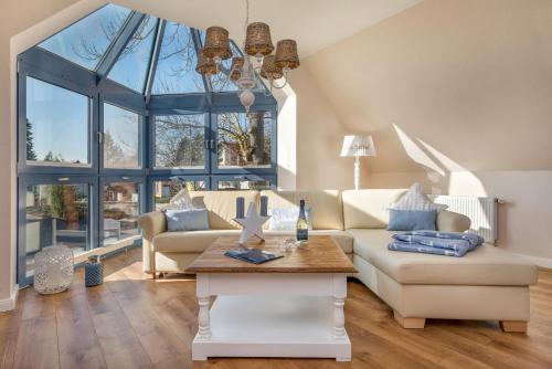 a living room with a couch and a table at Seebrise in Zingst