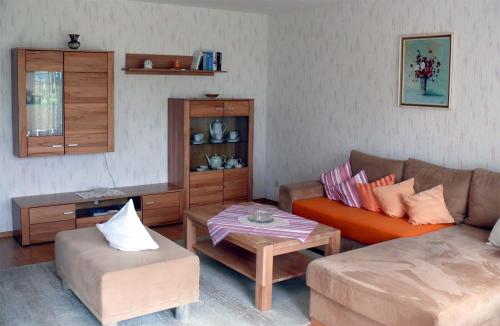 sala de estar con sofá y mesa de centro en Ferienwohnung Bertolotti, en Achberg