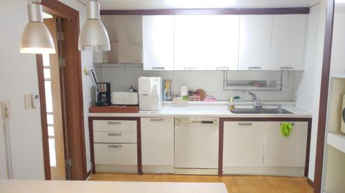 Una cocina o zona de cocina en Dolma Hongdae