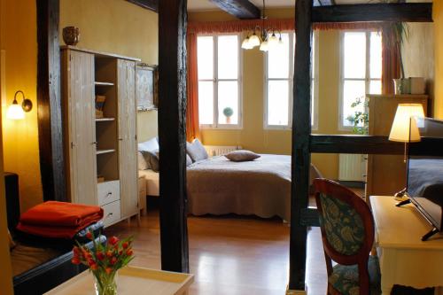 1 dormitorio con 1 cama y 1 litera con ventanas en Ferienwohnungen Stobenstraße, en Quedlinburg
