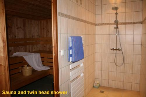 y baño con ducha y toalla azul. en Hillside Park Dordogne, en Saint-Lazare