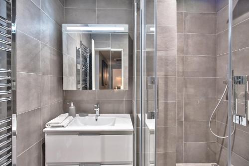 une salle de bain avec un lavabo et une douche dans l'établissement 73 - Etienne Marcel, à Paris