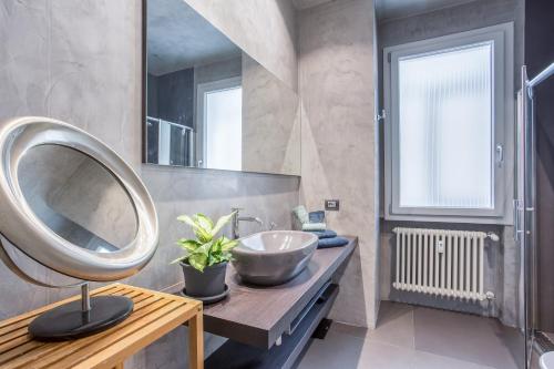 a bathroom with a sink and a mirror on a counter at Liber Ale Loft in Treviso