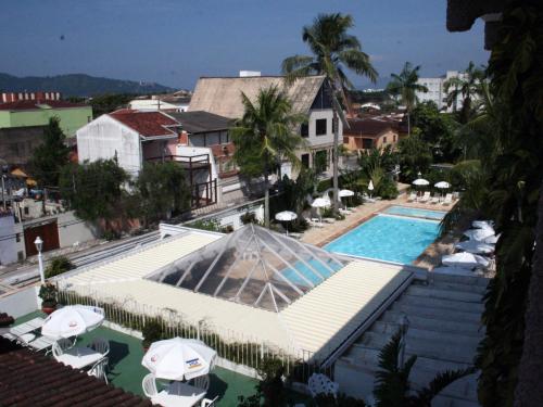 an overhead view of a swimming pool with umbrellas at Ubatuba Palace Hotel in Ubatuba