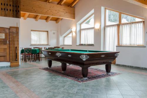 Biliár nebo kulečník v ubytování Hotel San Carlo, tra Bormio e Livigno