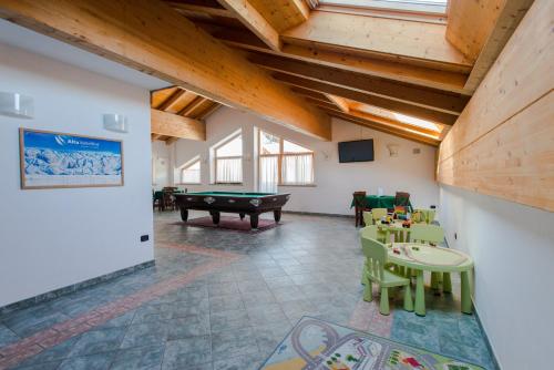 TV a/nebo společenská místnost v ubytování Hotel San Carlo, tra Bormio e Livigno