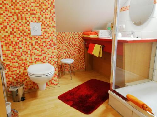 ein Bad mit einem WC und einem Waschbecken in der Unterkunft Privatzimmer mit Aussicht in Pirna
