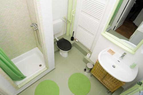 uma pequena casa de banho com lavatório e WC em Mehringdamm em Berlim