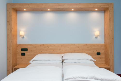 Postel nebo postele na pokoji v ubytování Hotel San Carlo, tra Bormio e Livigno