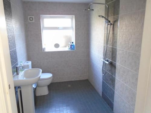 uma casa de banho com um chuveiro, um WC e um lavatório. em TEA in Liverpool - Private - Quiet - Ground Floor - En-suite - Walk-in-shower em Liverpool