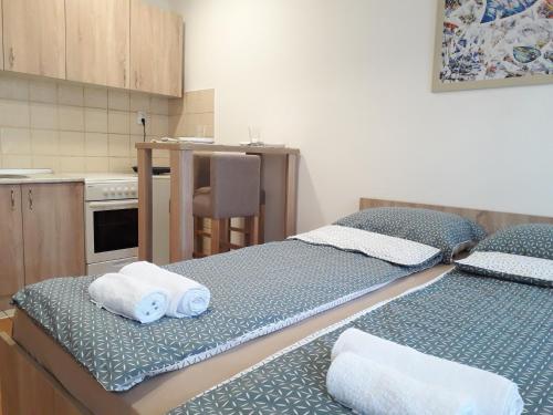 cocina con 2 camas individuales en una habitación en Apartman TiM en Kruševac