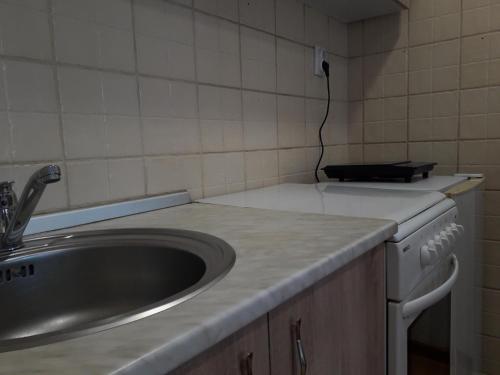 encimera de cocina con fregadero y fogones en Apartman TiM en Kruševac