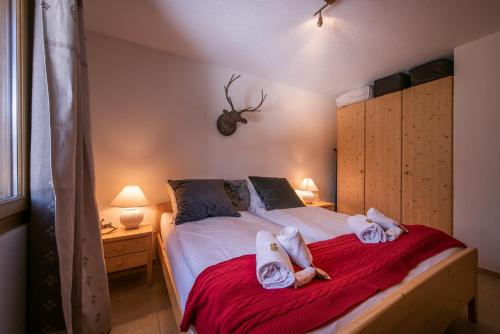 a bedroom with two dolls laying on a bed at Roossi-Huus 1 in Wengen
