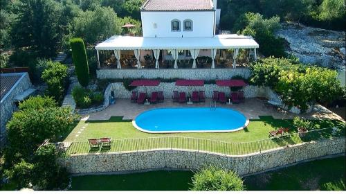 eine Luftansicht eines Hauses mit Pool in der Unterkunft Masseria La Chiusa Delle More in Peschici