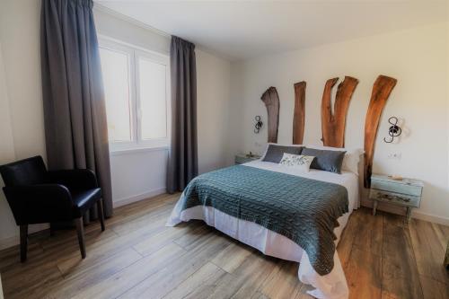 Een bed of bedden in een kamer bij Hotel rural Finca Vivaldi Nature & Spa