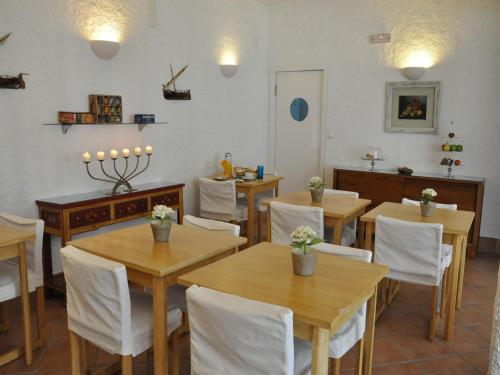 a dining room filled with tables and chairs at Mil Reis in Vila Nova de Milfontes