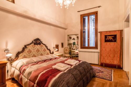 sypialnia z dużym łóżkiem w pokoju w obiekcie Fenice Backstage over Canal w Wenecji