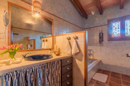 ein Badezimmer mit einem Waschbecken, einem Spiegel und einer Badewanne in der Unterkunft Inca - 278883 in Inca