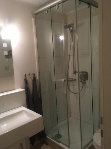 bagno con doccia in vetro e lavandino di Sylt-Traum Krabbe a Keitum