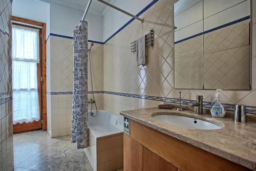 y baño con lavabo y bañera. en MyPlaceLisbon - Cais de Alfama Apartment, en Lisboa