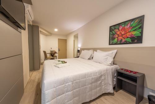Katil atau katil-katil dalam bilik di Via Garden Varginha Hotel