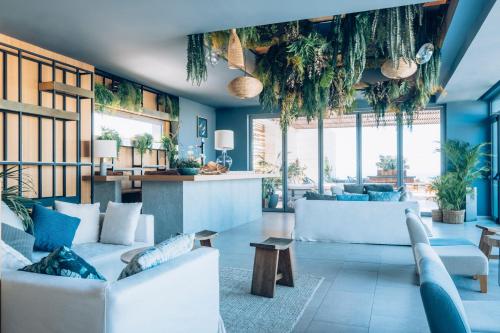 uma sala de estar com paredes azuis e mobiliário branco em Iberostar Selection Llaut Palma- Adults Only em Playa de Palma